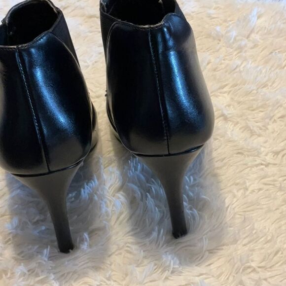 COSMOPOLITAN short boots in black size 7 1/2 man made uppers with stretch panels - Picture 7 of 13